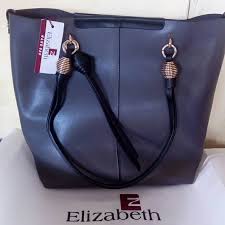 Tak ada permainan warna terang, karena tas didominasi warna gelap. Tas Elizabeth Wanita Shopee Indonesia