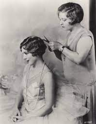 Mary Pickford 1929 The Snip Snip Snip Of Scissors That Was Heard Around The World It Marked The Beginning Of The Vintage Hairstyles Mary Pickford Pickford