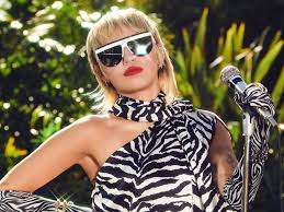 Miley cyrus divulgou durante o mês de maio vídeos acústicos do backyard sessions, com o objetivo de arrecadar fundos para a sua fundação the happy hippie. Miley Cyrus S Backyard Sessions Set Is A High Fashion Thrill Ride Vogue