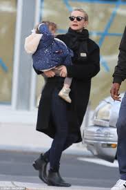 Carey mulligan stands in a pale blue box to deliver her first of many long monologues in dennis girls & boys is more absorbing in retrospect, after we've learned for sure whether the kids are real. Carey Mulligan Doesn T Tell People She S An Actress Daily Mail Online