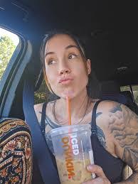 Samantha Kellogg's Instagram, Twitter & Facebook