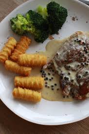 Schweinekotelett Mit Leckerer Pfefferrahmsauce Und Kroketten Rezept Schweinekotelett Pfeffersauce Rezept Lebensmittel Essen