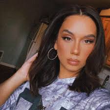 Are there any makeup artists who do like a makeup tutorial and help you buy  the right makeup? TIA!