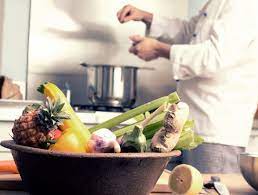 Wenn ich den ganzen tag weg bin, um zu arbeiten, gehe ich kaffee trinken ein mal in der woche gehe ich ins bürgerhaus zum essen… Koch Sabino Guglielmi Kuchenmeister Privatkoch Catering Mietkoch Eventkoch Private Kochkurse Vegane Kuche Vegetarisch Kochen Traunstein Bergen Im Chiemgau