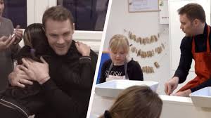 Der torwart der deutschen nationalmannschaft meint, die spieler wären wichtige vorbilder für kinder und jugendliche. Manuel Neuer Bekommt Das Goldene Herz Von Ein Herz Fur Kinder Es Gibt Wichtigeres Als Fussball Ein Herz Fur Kinder Bild De