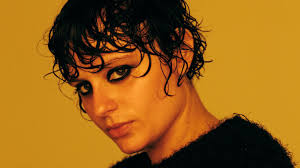 Ana Frango Elétrico em entrevista: “Por mais que a frase 'Me chama de gata  que eu sou sua' seja exclamativa, é sobre uma interrogação.”