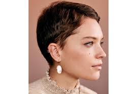 Potongan rambut pendek wanita orang tua. 7 Gaya Rambut Yang Cocok Untuk Bentuk Wajah Oval Updated 2020 Bukareview