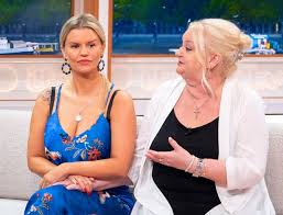 Now add the chicken breast and cook for a couple of minutes on a medium heat until it begins to colour. Kerry Katona Sorgen Um Mama S Schlechte Gesundheit Wie Sie Raucht Und Kann Kaum Gehen Aktuelle Boulevard Nachrichten Und Fotogalerien Zu Stars Sternchen