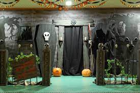 Haunted House Entrance A Good Website On Diy Halloween Facades Halloween Haunted House Decorations Haunted House Decorations Creepy Halloween Decorations