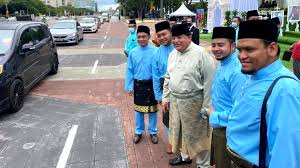 Para tetamu yang hadir melalui jalan dataran putrajaya berpeluang melihat pasangan pengantin tengku muhammed hafiz tengku adnan dan oceane cyril alagia melambaikan tangan dari pentas dan kemudian. Covid 19 Couple Holds 10 000 People Drive Thru Wedding In Malaysia Bbc News