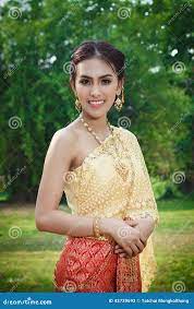 Mulheres Tailandesas No Traje Da Tradição De Tailândia Imagem de Stock 