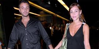 Andrea paola krum (21 haziran 1970, palermo , ciudad de buenos aires , arjantin'de doğdu ) daha çok paola krum 2004 yılının sonunda sueño de una noche de verano'nun çekimleri sırasında aktör joaquín furriel ile çıkmaya başladı. Costa Flavor Paola Krum In Crisis With Her Boyfriend Luciano Greco