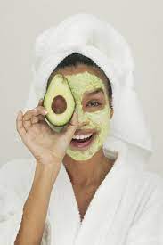 Ein teelöffel joghurt macht die masse noch cremiger und erleichtert das auftragen. Avocado Maske Selber Machen Fur Schone Haut Und Haare Haut Und Haar Hausgemachte Gesichtsmasken Avocado Maske