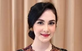 Ia mulai dikenal luas dengan berperan dalam sejumlah sinetron, kemudian ia ikut bermain dalam film bestfriend? Potret Cantik Arumi Bachsin Bak Abg Meski Sudah Punya Dua Anak