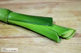 En este caso hablamos del allium porrum, pertenece a la familia de las liliáceas al igual que el ajo y las cebollas. No Tires La Parte Verde Del Verde Del Puerro Te Damos Tres Ideas Para Aprovecharlo