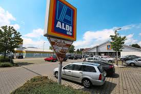 Laut einer unabhängigen studie des deutschen instituts für servicequalität vom 01. Die Jetzige Aldi Filiale Im Gewerbegebiet Gehrn Direkt Daneben Das Gebaude Von Teppich Frick Links Dieses Wird Abgerissen Darauf Baut Der Discounter Seine Neue Filiale Im Herbst Sollen Die Arbeiten Beginnen Schwarzwalder