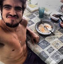 32, born 22 january 1989. Sem Camisa Caio Castro Posta Foto Apos Limpar O Prato O Fuxico