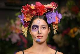 On reproduit une calavera qui se. Maquillage D Halloween Le Crane Mexicain A Fleurs