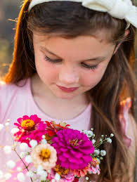 My sweet girl… she's FIVE. We planted zinnias together, and we picked a  bouquet for this session 🥰 she really got in to this one- no complaints,  all the pose ideas and