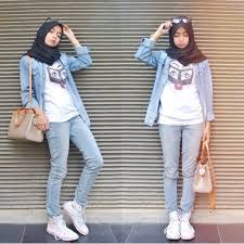 Jaket denim atau jaket jeans telah lama melanglang buana di dunia mode dan kehadirannya selalu dinanti oleh para penggemarnya. Baju Kemeja Jeans
