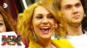 Üniversite ikinci sınıfta iken dönem başlamasına üç gün kala dizi için yapılan deneme çekimlerinde başarılı bulundu ve aylin rolünde oynadı. Farah Zeynep Abdullah Hakkinda Bunlari Biliyor Musunuz Beyaz Show Youtube