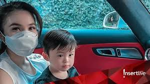 Foto Dipangku Sandra Dewi, Kulit Glowing Raphael Moeis Bikin Salfok