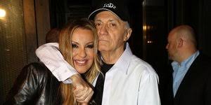 Τότε, η ναταλία γερμανού ζήλεψε τη σκηνή με το φιλί τους. Natalia Germanoy Egrapse Sto Thank You Next Gia Ton Andra Me Ton Opoio Bghke 6 Fores Kai E3afanisthke Kai Trelane To Facebook Zwh Iefimerida Gr