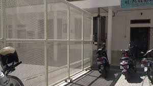 Secara manual pintu geser ini dibuka atau ditutup sebatas dengan cara didorong atau ditarik saja. Seorang Murid Tk Berusia 6 Tahun Tewas Terjepit Pintu Otomatis Di Sekolah Orangtua Murid Resah Tribun Jakarta