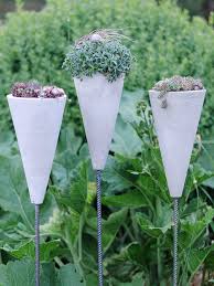 Sommerlicher Hingucker Gartenstecker Blumenampel Aus Beton Gartenstecker Blumen Ampel Garten Beton