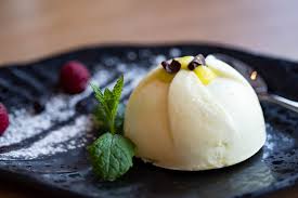 150 g di latte 100 g di panna 2 tuorli 70 g di zucchero 200 g di panna montata ½ bacca di vaniglia 5 g di gelatina in polvere. Ricetta Del Parfait Alla Vaniglia Il Dolce Fresco E Goloso Siciliafan