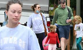 Olivia wilde continues to focus on her children, otis and daisy, following her split from jason sudeikis. Olivia Wilde And Jason Sudeikis Keep It Casual In Active Wear As They Keep An Eye On Their Kids Daily Mail Online