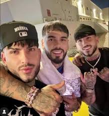 Anuel se ve tan simpático en esa foto, “Con esa cara de niño bueno y  sonrisa relajada. ❤️❤️😍