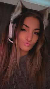 If yall wanna watch me play 🎮🤏🏼 My twitch is