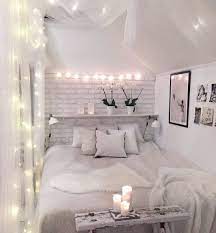 Cozy Bedroom Ideas With Small Spaces That Maximize Your Living Https Www Goodnewsarchitecture Co White Bedroom Decor Romantic Bedroom Lighting Bedroom Design