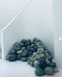 Kim kardashian gave us a terrifying peek into her halloween decorations, and i'm speechless. We Found Before Pictures Of Kim And Kanye S House And I Can T Believe What They Ve Done Kim And Kanye House Kim And Kanye Kim Kardashian And Kanye