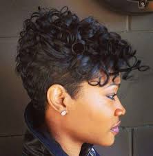 Sfoggia un taglio a strati asimmetrico per dare ai capelli con una parte laterale un tocco in più. Capelli Corti Ricci I Tagli Per La Primavera Estate 2015 Foto 36 40 Stylosophy