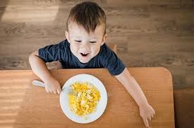 Solo il 2% di tutti i bambini mangia più di 4 porzioni di frutta e verdura al giorno il 41% beve quotidianamente bevande zuccherate il 17% consuma più di una volta al giorno le bevande zuccherate Posso Dare L Uovo Al Mio Bambino