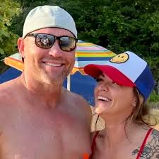 Who is a recommended builder in Bella Vista for heavily sloped lots?