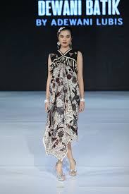 Industri rumahan kerajinan kulit kerang nur ummi yang mereka geluti, sudah cukup membantu mereka secara mandiri menciptakan lapangan pekerjaan. 60 Model Baju Batik Atasan Wanita Kombinasi Terbaru 2020