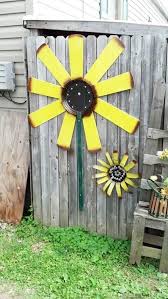 31 Unique Garden Fence Decoration Ideas To Follow Farmfoodfamily Fan Blade Art Ceiling Fan Art Ceiling Fan Crafts