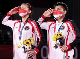 Apriyani rahayu and greysia polii celebrate winning the badminton women's doubles gold medal match between indonesia and china at the tokyo 2020 olympic games. Do537nvgyedvjm