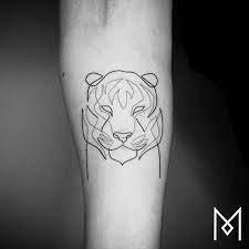While the tattoo is not purely a single line work, it draws from that style. Tattoo Stil Single Line Feelfarbig Tattoos Uns Kunst