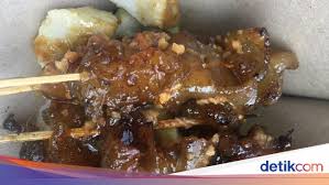 Contohnya sate kere, sate kere itu pakai usus, jeroan, dan tempe gambus, tempe yang dari ampas kedelai, kata swandani. Jajan Sate Kere Yang Gurih Kenyal Di Pasar Beringharjo