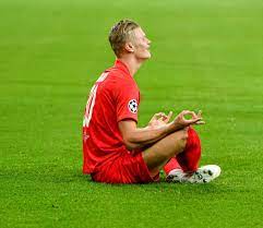 Few hours ago, salah shared three family pictures with his 12.6 million followers on twitter to celebrate his win with the people who matter the most. B R Football On Twitter Erling Haaland With The Iconic Celebration