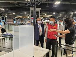 Jun 30, 2021 · 中央流行疫情指揮中心今(30)日在記者會上，被問到「7月12日是否可以開放餐廳內用？」指揮官陳時中也做出相關回應。 7/12可開放餐廳內用？ 陳時中. Oqamgjw Gtepqm
