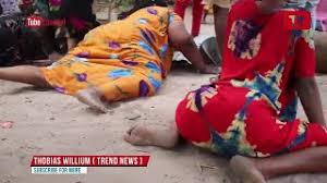 Chura wa buza washindana kukatika viuno choma tv baikoko la chura kuvulia nguo uwanjani kubaki uchi. Vigoma Herunterladen