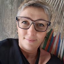 Pożegnanie Z poczuciem ogromnej straty i głębokim smutkiem zawiadamiamy, że  26 marca 2020 r. zmarła Profesor Alicja Zięba, Człowiek o niezwykłej  osobowości, ciekawy świata i ludzi, Polonistka z pasją ucząca rozumnego  obcowania