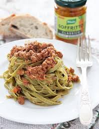 Di solito quando si parla di pasta fatta in casa facciamo rapporto immediato con l'italia; Tagliatelle Verdi Al Ragu Saltando In Padella