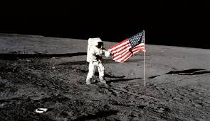 Astronautul american este omul care a facut primii pasi pe luna, unde a arborat drapelul stetelor unite. Inregistrarea Primilor Pasi FÄƒcuÅ£i Pe LunÄƒ De Neil Armstrong ScoasÄƒ La LicitaÅ£ie
