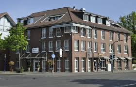 Gaststätte op de eck  bietet neben einem restaurant auch einen biergarten sowie mehrere räume. Hotel Zum Deutschen Eck In Meerbusch Hotel De